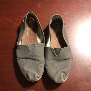 Grey toms